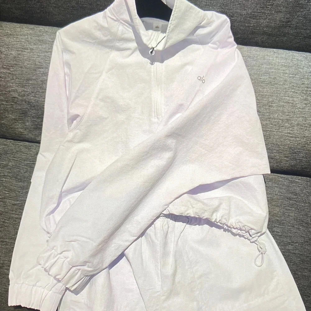 ALO Yoga White Lightweight Pullover Jacket and Elastic Waist Shorts Set - Picture 2 of 5